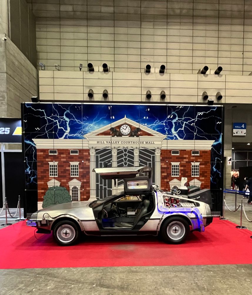 ヒルバレーの時計の書き割り前に展示されたデロリアン