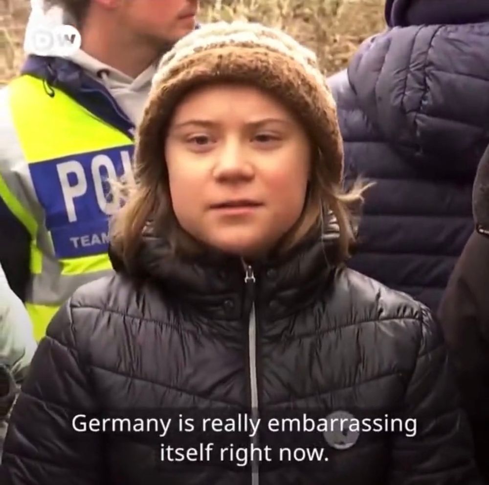 Screenshot aus einem Interview von Greta Thunberg von einer Demo in Lützerath mit dem Untertitel "Germany is really embarassing itself right now." 