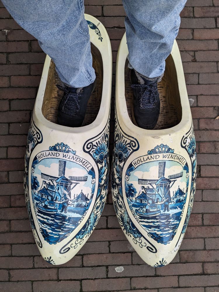 XXXXL Delfts blauwe klompen voor toeristen.