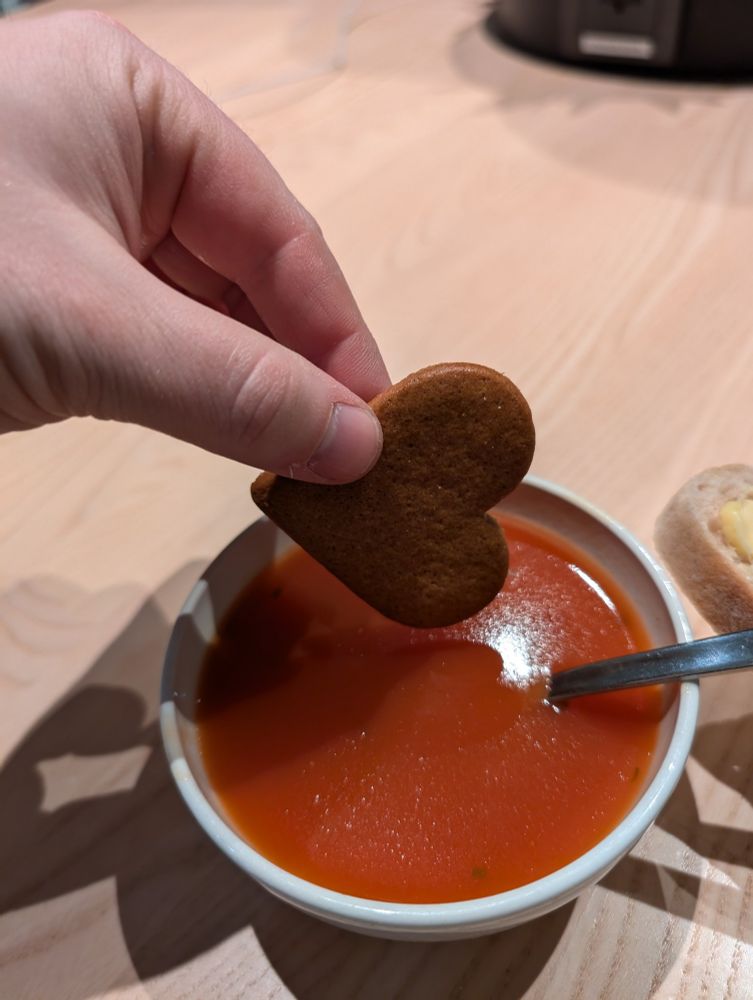 Meg som dypper en pepperkake i tomatsuppe 