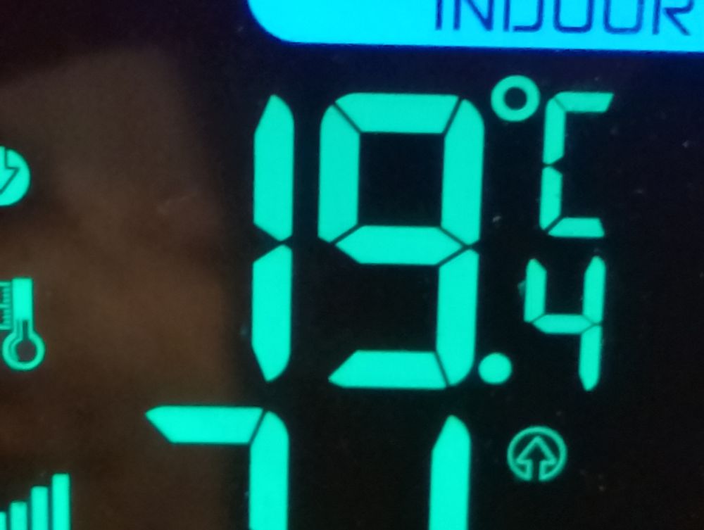 Display di un termometro digitale che segna diciannove gradi virgola quattro.