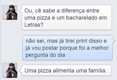 Tavos pergunta “vc sabe a diferença entre uma pizza e um bacharelado em Letras?” e completa com “uma pizza alimenta uma família”