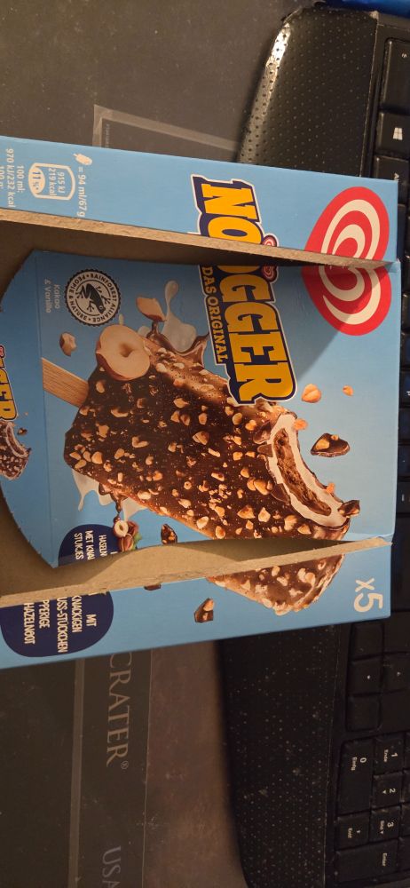 Eine geöffnete 5er Packung Eis der Marke Nogger