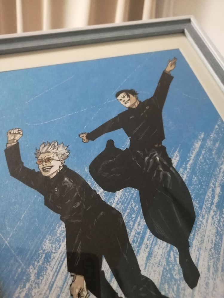 呪術廻戦　総集編劇場版　第一弾特典
イラストボード
制服姿の五条悟と夏油傑が青空のような背景に手足を広げて笑顔で飛び上がっている