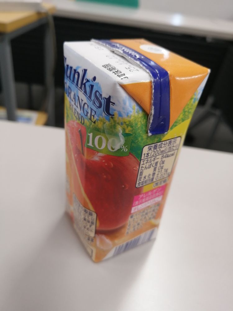 紙パックのオレンジジュース
本体についてたストローが外れてしまっている