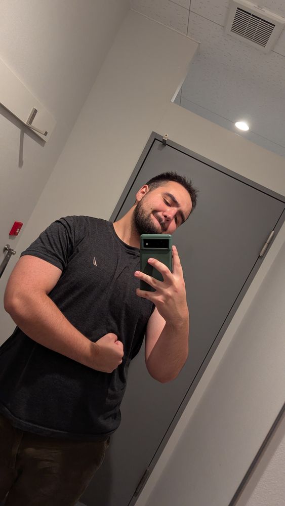 mirror selfie of me flexing my left arm but it looked bigger in person I swear