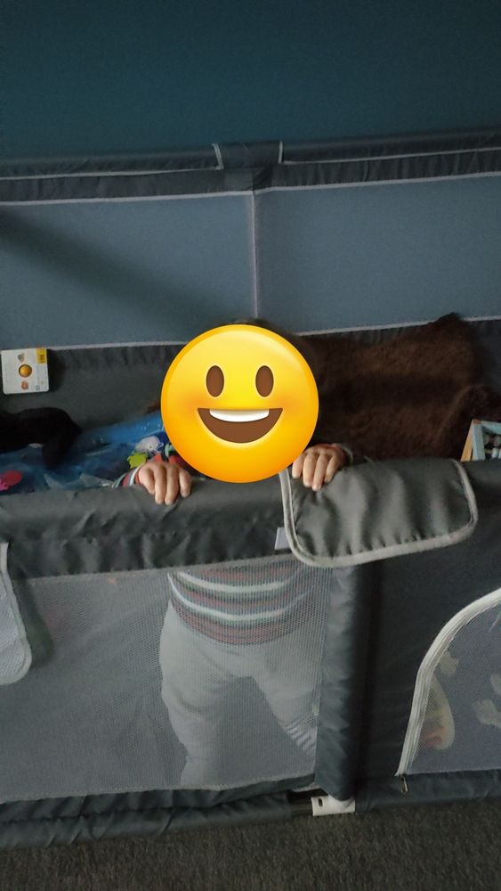 Foto meines elfmonatigen Sohnes, der sich am Laufstall hält. Sein Gesicht ist mit einem Sticker unkenntlich gemacht.