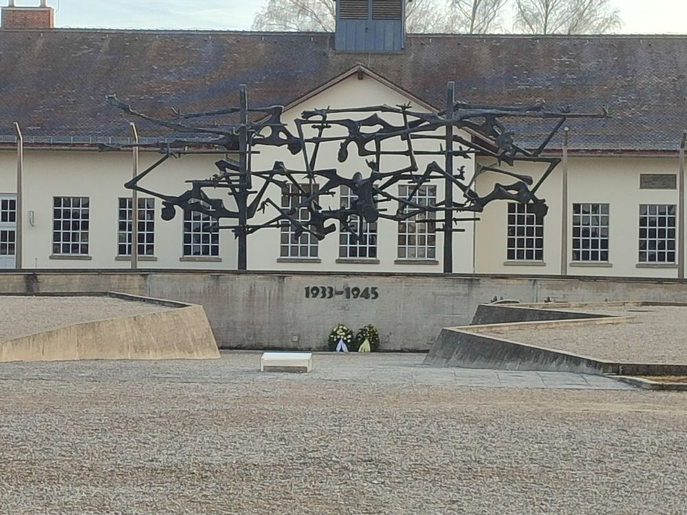 Foto der Kunstskulptur der Gedenkstätte Dachau.