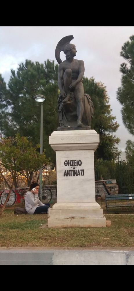 Foto da estátua de Teseu em Atenas.
Alguém escreveu na coluna abaixo da estatua: "Teseu antinazi".