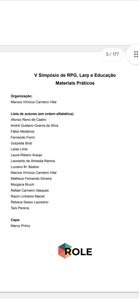 Imagem de uma página com o título "V Simpósio de RPG, Larp e Educação".
Segue o texto com o nome do organizador e dos autores das atividades:
Organização:
Marcos Vinícius Carneiro Vital
Lista de autores (em ordem alfabética):
Afonso Reno de Castro
André Gustavo Guerra da Silva
Fábio Medeiros
Fernando Fiorin
Graziella Bridi
Laíse Lima
Laura Ribeiro Araújo
Leonardo de Almeida Ramos
Luciano M. Bastos
Marcos Vinícius Carneiro Vital
Matheus Fernando Silveira
Morgana Bruch
Rafael Carneiro Vasques
Raoni Linhares Maciel
Rebeca Sasso Laureano
Taís Pereira
Capa:
Marco Primo

