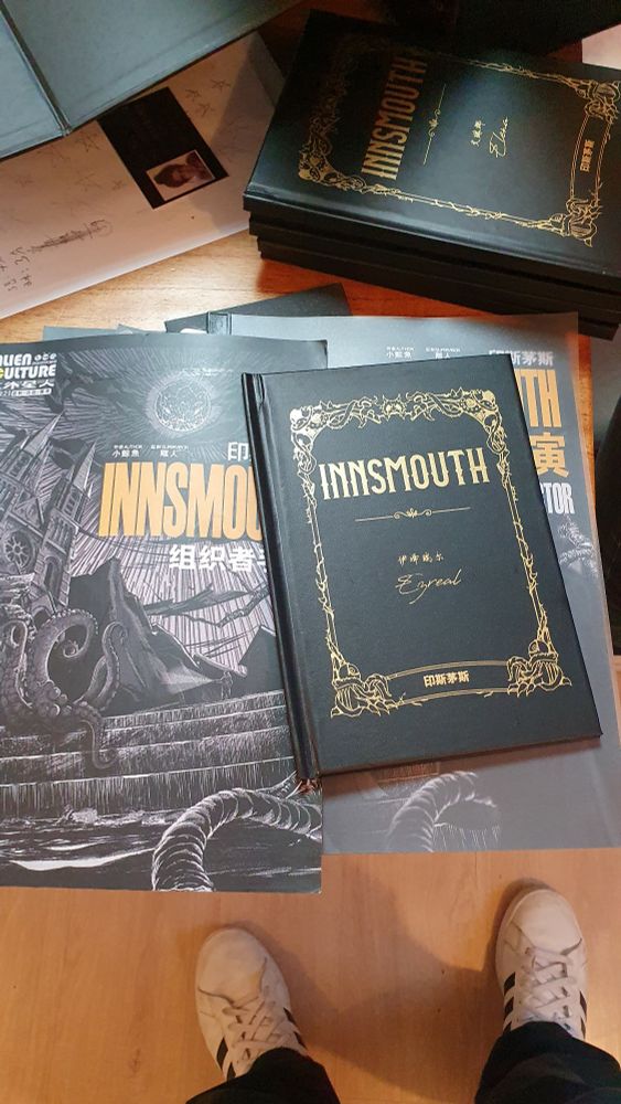 Material do larp Innsmouth, baseado na obra de Lovecraft.
O material é constituído por alguns livros.