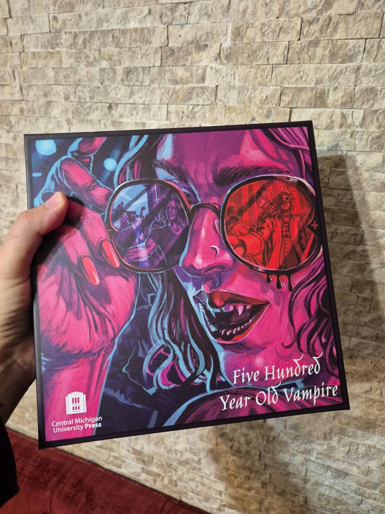 Caixa do jogo Five Hundred Year Old Vampire. A imagem de uma vampiro de óculos escuros preenche toda a capa.