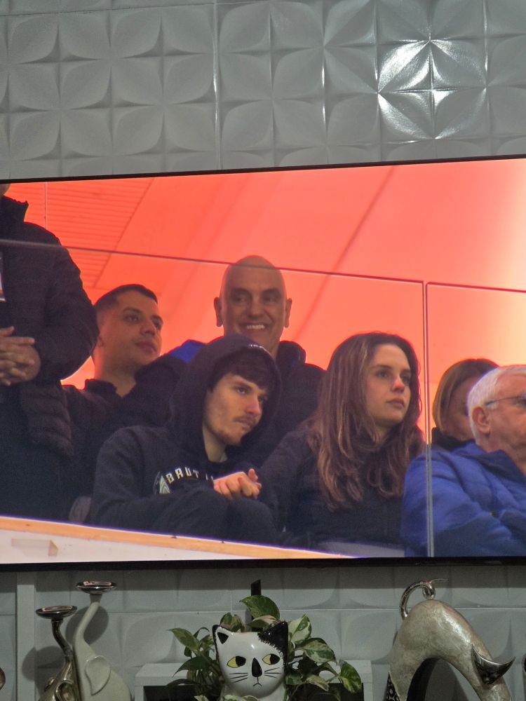 Xandão sorridente no camarote do jogo do Corinthians 