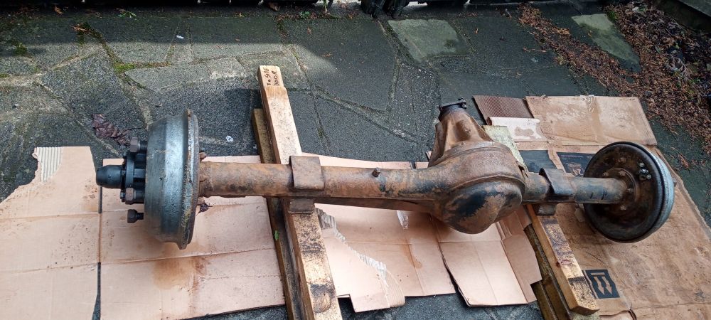 A slightly rusty Land Rover rear axle that's about to be "fully rebuilt" with rust converter, primer and black spray paint 