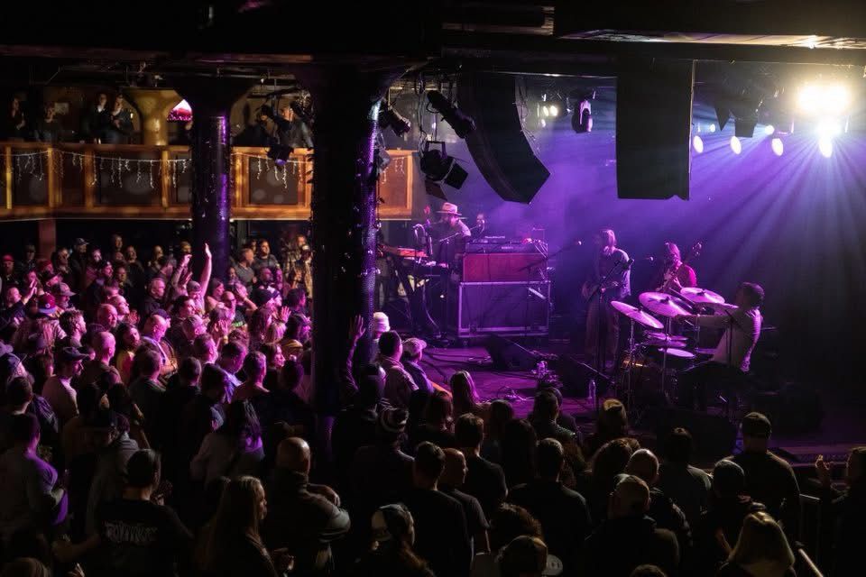 Neighbor at the Paradise 