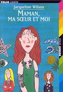 La couverture de "Maman, ma soeur et moi" de Jacqueline Wilson qui représente une mère rousse, tatouée, qui a une tête triste. Elle est entourée de ses deux filles, qui font aussi la tête.