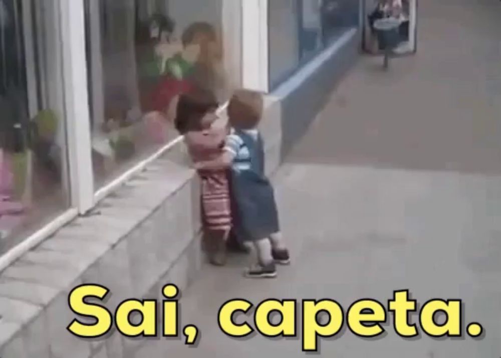 a couple of kids standing next to each other with the words sai capeta written on the bottom