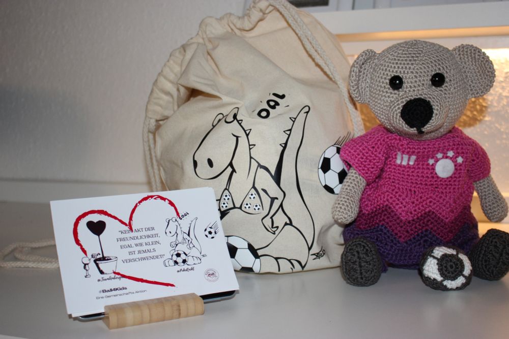 Gehäkelter Bär 
Turnbeutel mit dem Pukin Dino