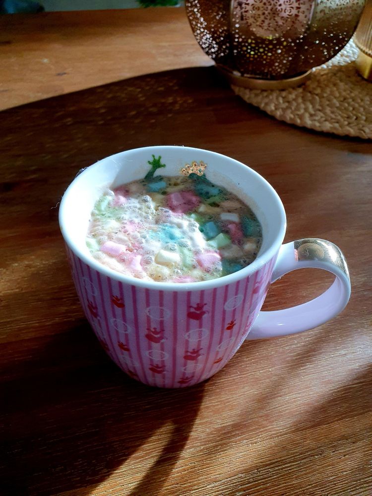 Tasse,pink-weiß,   mit Kakao und bunten Marshmallows