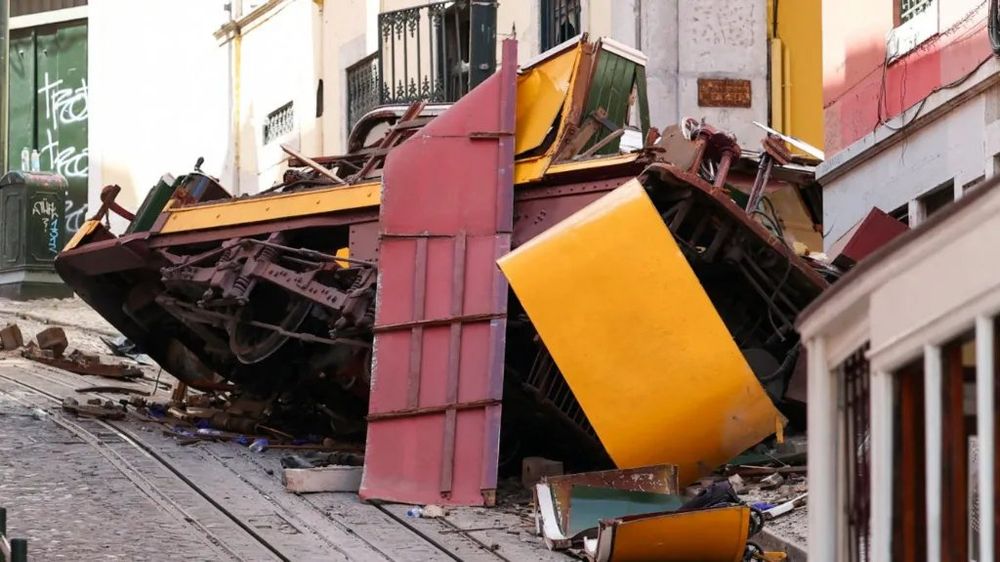Elevador da Gloria. The official report confirms that the accident was caused by the cable attachment to the upper car breaking and that the safety brake was unable to stop the car detached from cable
