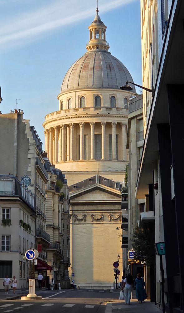 Rue d'Ulm, Montagne Sainte-Geneviève, Paris  🇫🇷 🛕 🌞
#photo #photography #photooftheday #streetphotography #photoofparis #Paris #Paris5 #sunset #sunsetphoto #Panthéon #architecture #monumentofparis #MontagneSainteGenevieve 