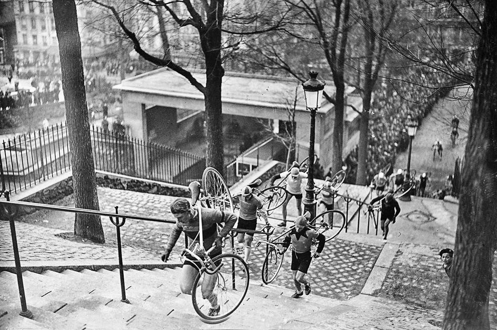 Soon tonight, the #TDF2025 will ascend Montmartre and pass the top funicular station 3 times.
Remember that bicycles are not permitted on the Montmartre funicular  🚳  🇫🇷 🚞 🚴
#funiculaire #funicular #Montmartre #RATP #Paris #TDF #cyclism #lesRP #Mobility
