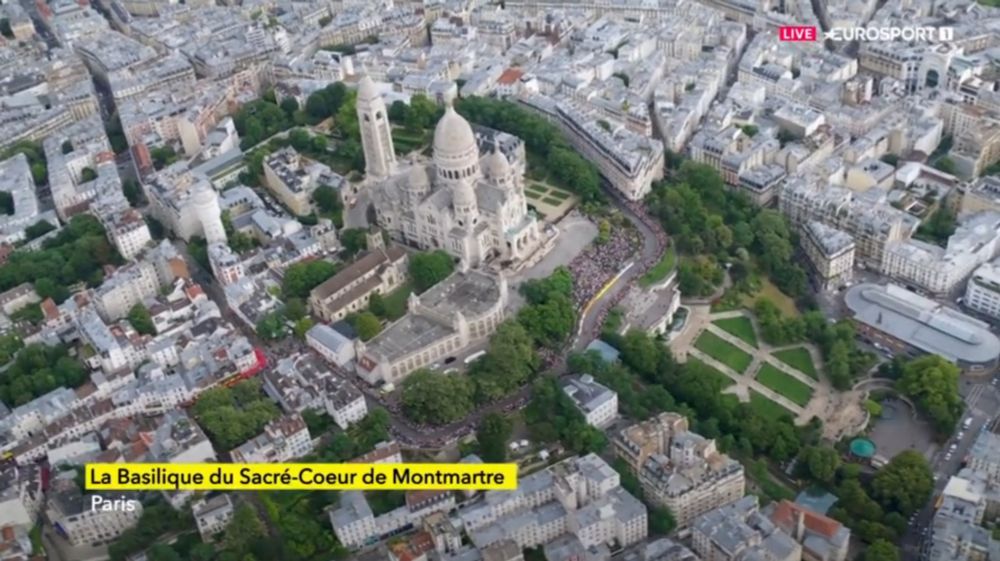 Sacré-Coeur de Montmartre et et le funiculaire dans sa totalité.