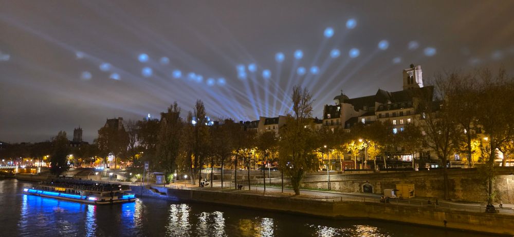 UFOs over Paris last night 😱 

#photooftheday #Paris #UFO #OVNI #flashmob #JulienCohen
