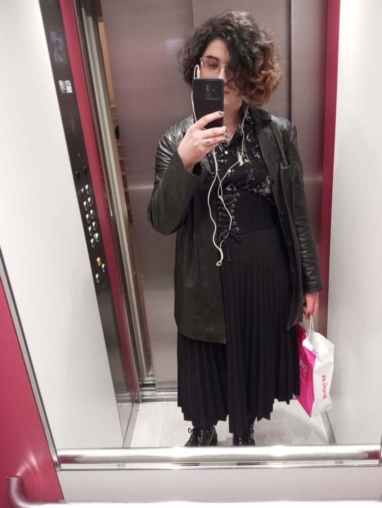 Full outfit selfie