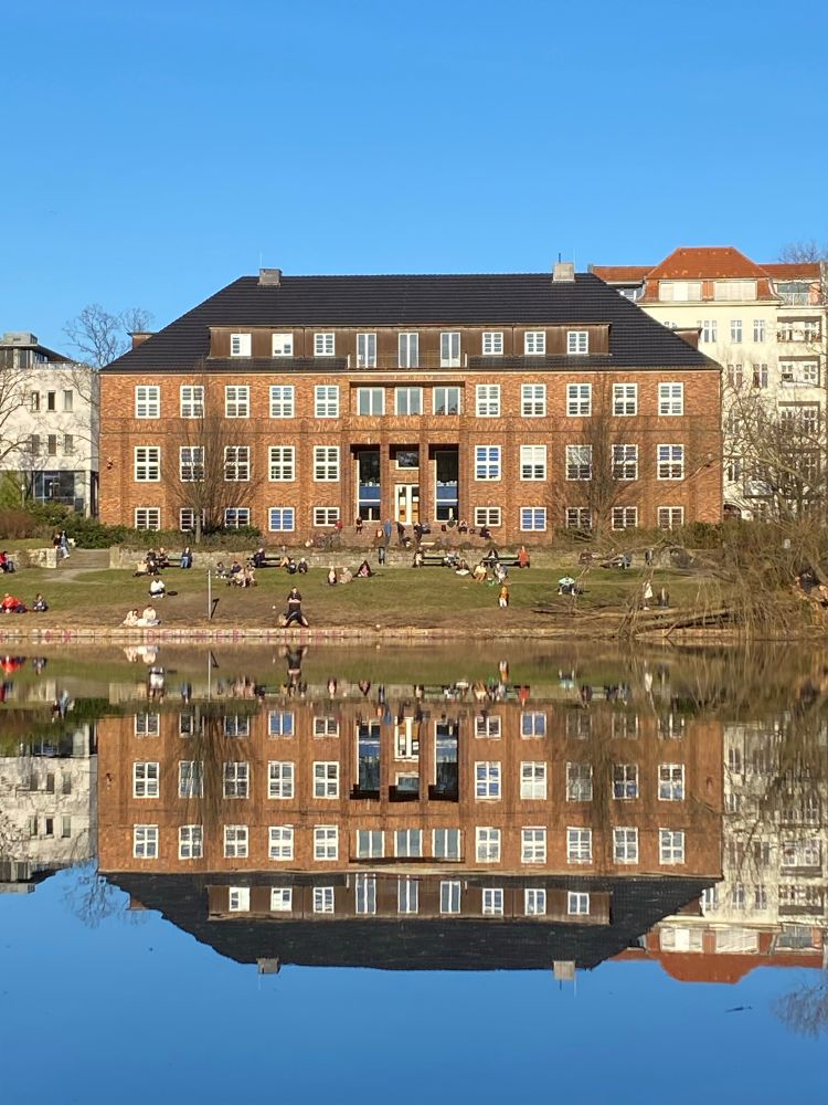 Haus am Ufer eines Sees mit deutlicher Spiegelung im See