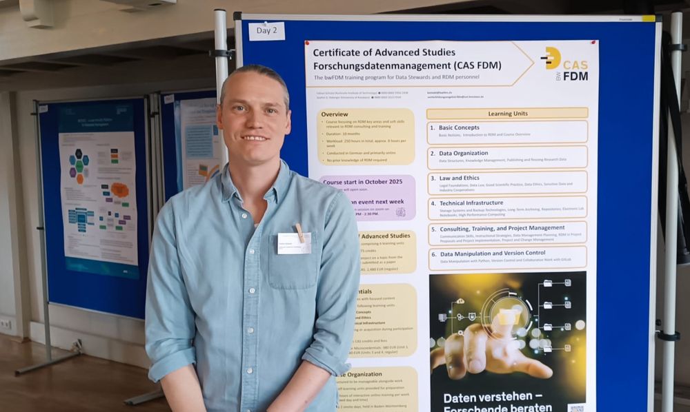 Fabian Schubö bei der Postersession beim Community-Treffen Fellowship of the Data in Jena.