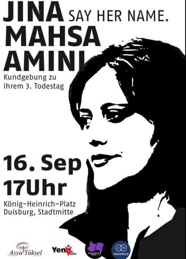 Schwarz-weiß-Plakat mit einer stilisierten Porträtzeichnung von Mahsa Amini. Links daneben steht in großen Buchstaben: „JINA MAHSA AMINI – SAY HER NAME.“ Darunter in kleinerer Schrift: „Kundgebung zu ihrem 3. Todestag.“ Weiter unten: „16. Sep, 17 Uhr, König-Heinrich-Platz, Duisburg, Stadtmitte.“ Am unteren Rand sind mehrere Logos von Organisationen abgebildet.