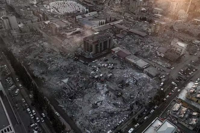 튀르키예 카흐라만마라쉬, 2023년 2월 14일. 2월 6일에 지진이 발생한 뒤 잔해로 변한 시가지.