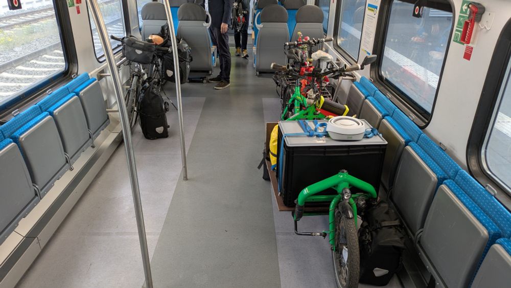 Zwei Lastenräder und ein normales Fahrrad im Regionalzug. 