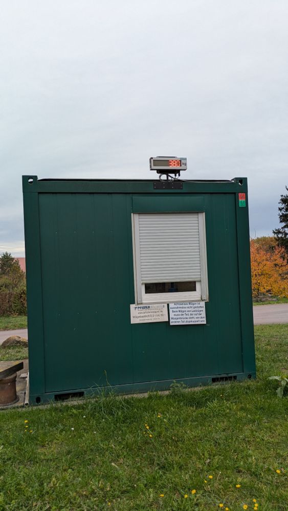 Waage die 380 kg zeigt. 