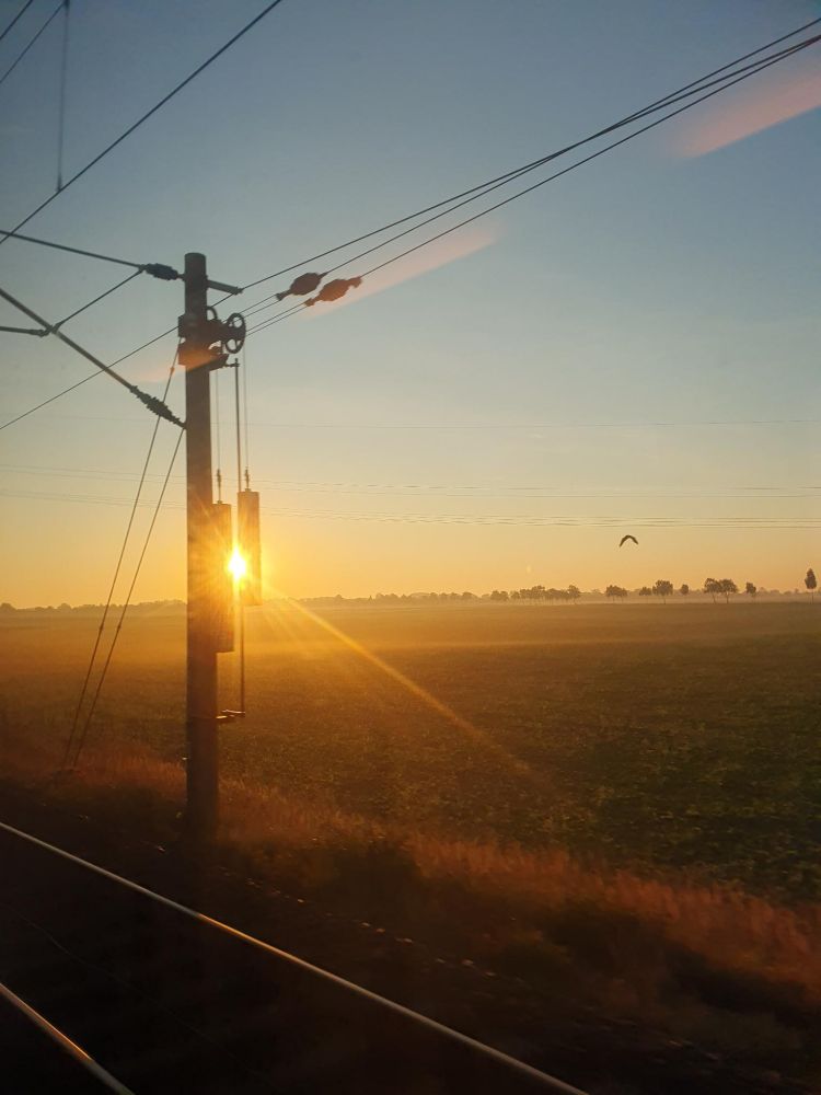Sonnenaufgang mit Bahninfrastruktur 