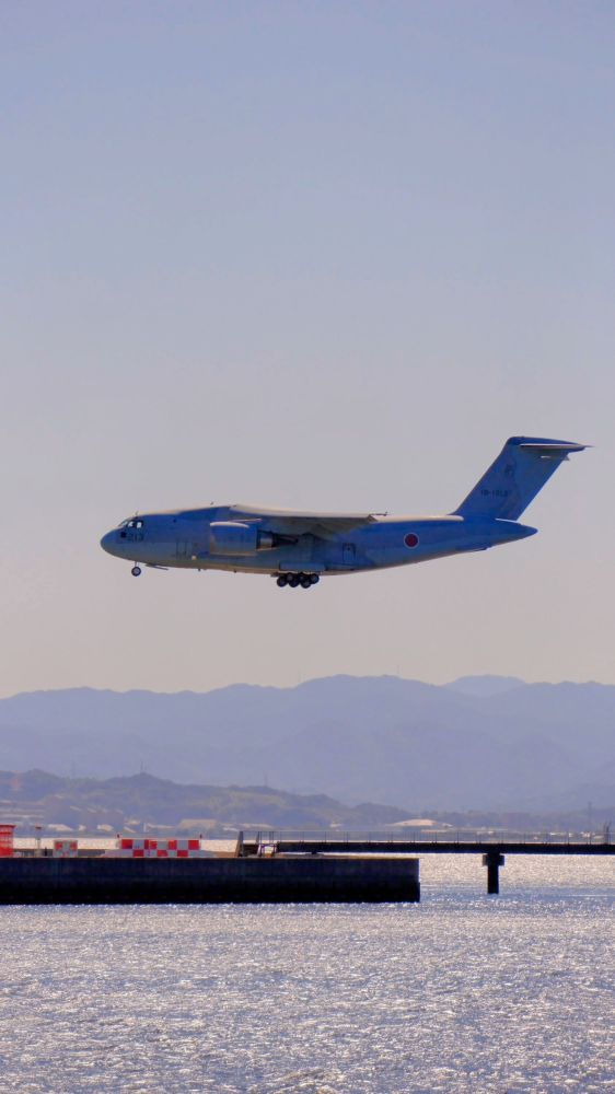 米子鬼太郎空港に着陸する自衛隊輸送機を対岸から撮影。