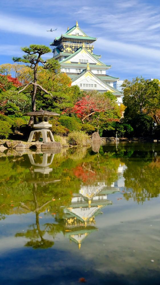 伊丹空港に着陸するANA Boeing777と大阪城天守閣