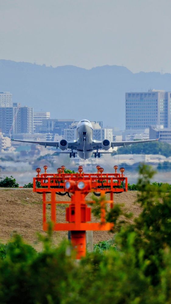 伊丹空港を離陸するANA Boeing737を滑走路延焼線上の対岸正面となる猪名川の土手から撮影
