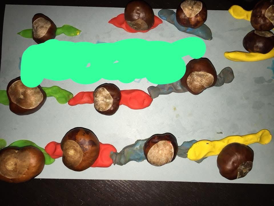 Kastanien auf Knete in Schneckenform