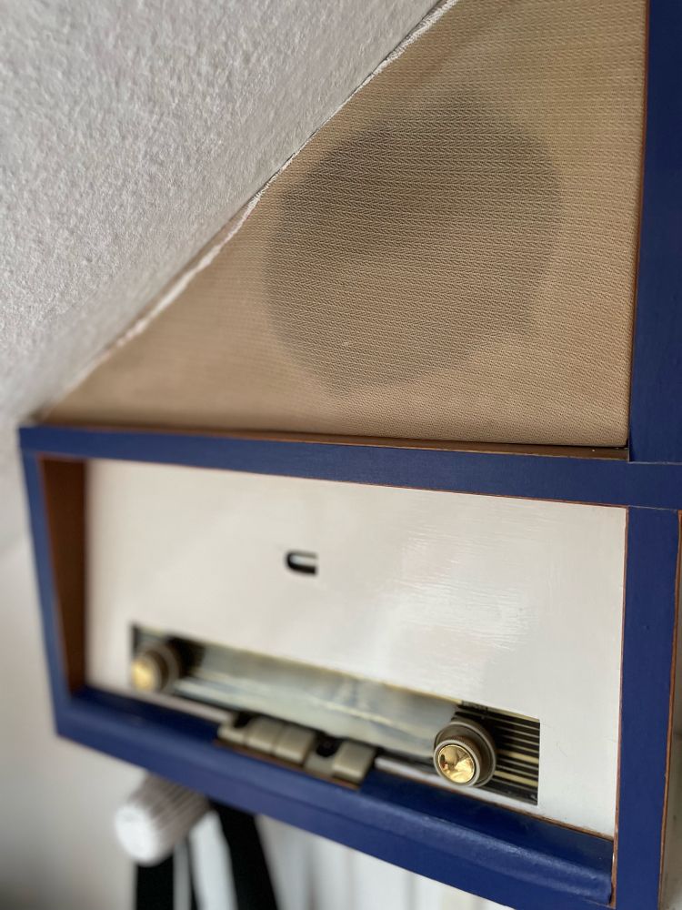 Altes, eingebautes Radio