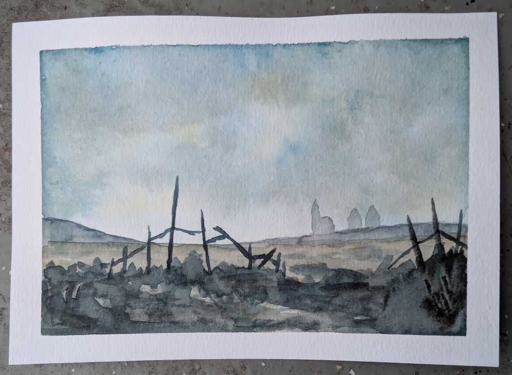 Sombere aquarel van een uitzicht met in de verte een kerk en twee huisjes en op de voorgrond een kapot palenhek. Het geheel heeft grijsblauwe tinten (gemixt met wat oker en burnt sienna).