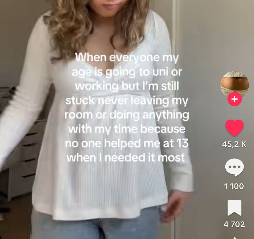 Capture d'écran d'un tiktok, en légende on peut lire "When everyone my age is going to uni or working but I'm still stuck never leaving my room or doing anything with my time because no one helped me at 13 when I needed it most".