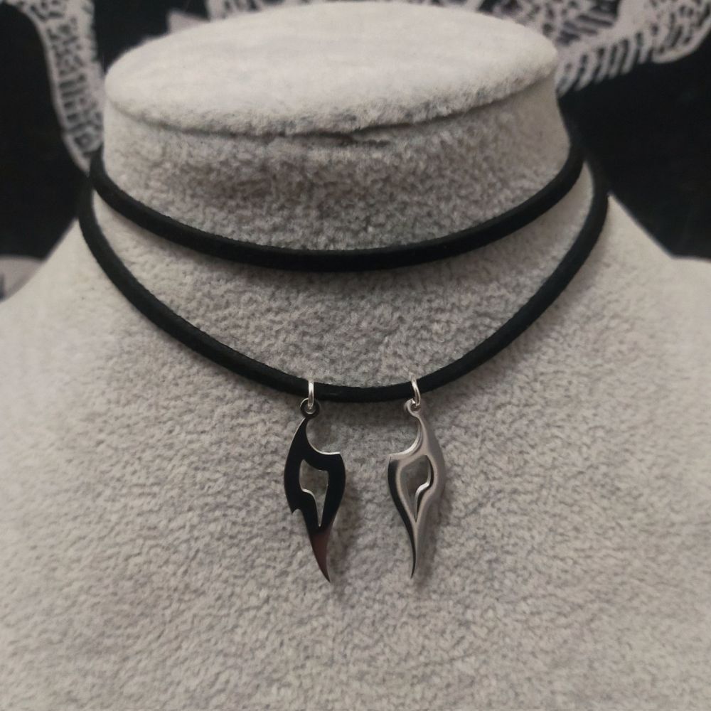 A choker that features the job symbol for Viper. A class from the MMO Final Fantasy XIV Online