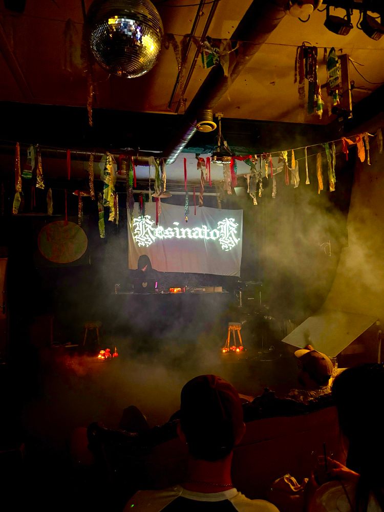 Resonator performing live 
