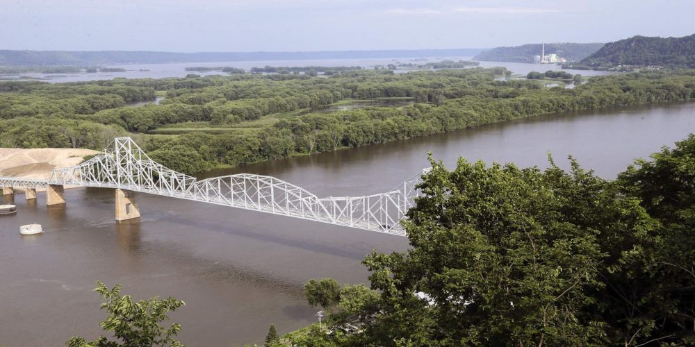 Safety issues will close historic Mississippi River bridge between Wisconsin, Iowa for up to two months