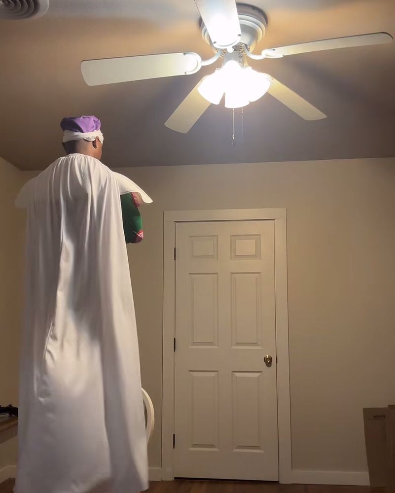 Cosplayer dressed as piccolo aura farming (I slept almost half the day yesterday it was amazing 10 out of 10 recommend)