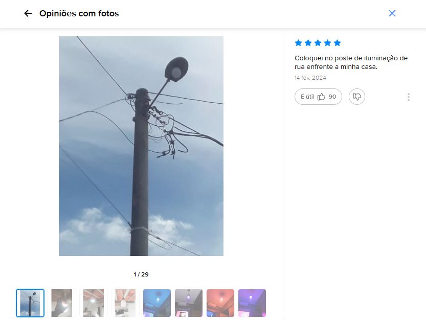 Janela de comentários do produto Lâmpada Inteligente Led Bulbo 20w Rgb Smart Color - Elgin 100V/240V, à venda no Mercado Livre. O comentário destacado possui a foto de um poste com a lâmpada RGB, uma avaliação de 5 estrelas e o comentário "Coloquei no poste de iluminação de rua em frente a minha casa."