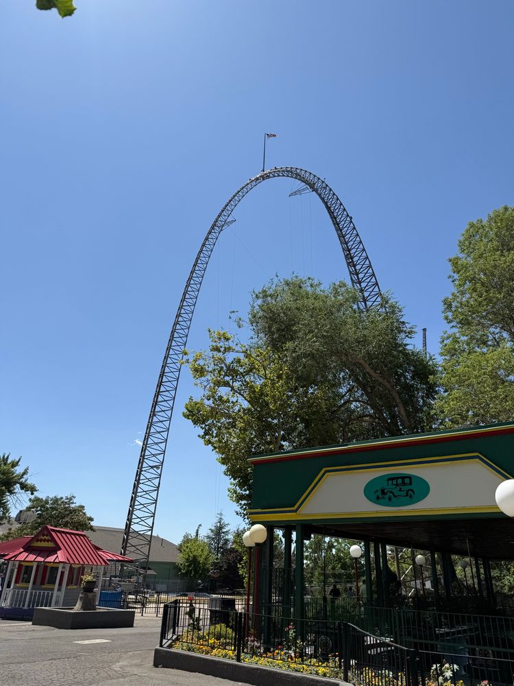 An arch resembling the St. Louis arch but it’s actually a sky swing ride located at Farmington, Utah in Lagoon amusement park.