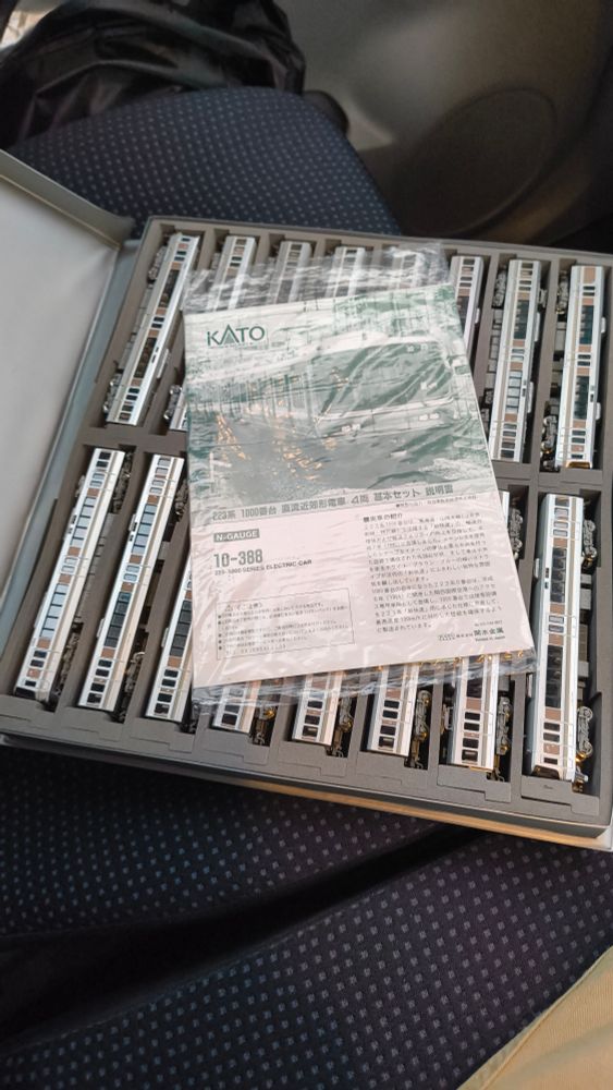 KATOの223-1000、1998年ロット16両分！実際は12両しか使わないので4両は保留車になってしまいます。ちなみに両単価は1000円切ってました。